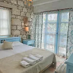 Dort Mevsim Алачати