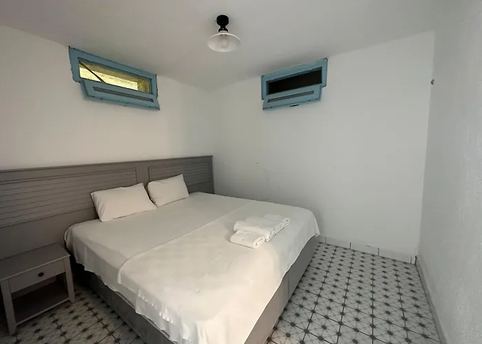 Dort Mevsim Alaçatı