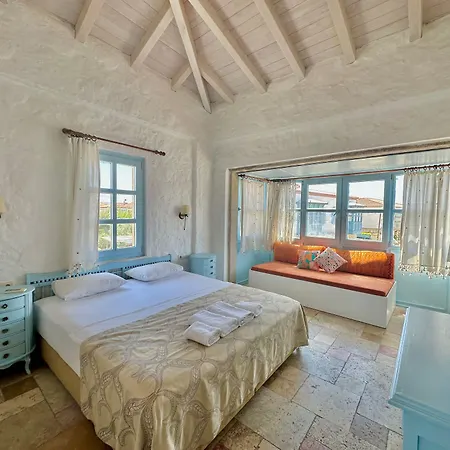 Dort Mevsim Alaçatı